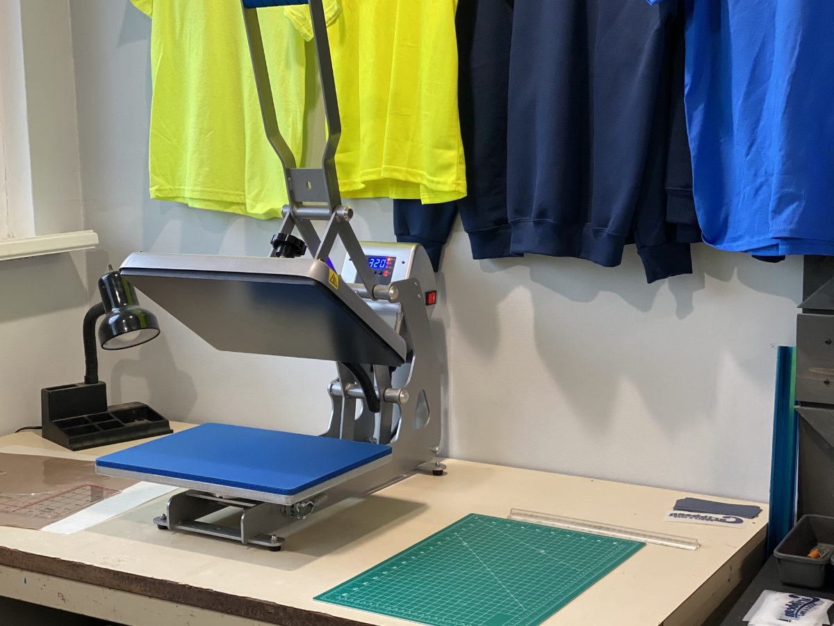 Apparel pressing station